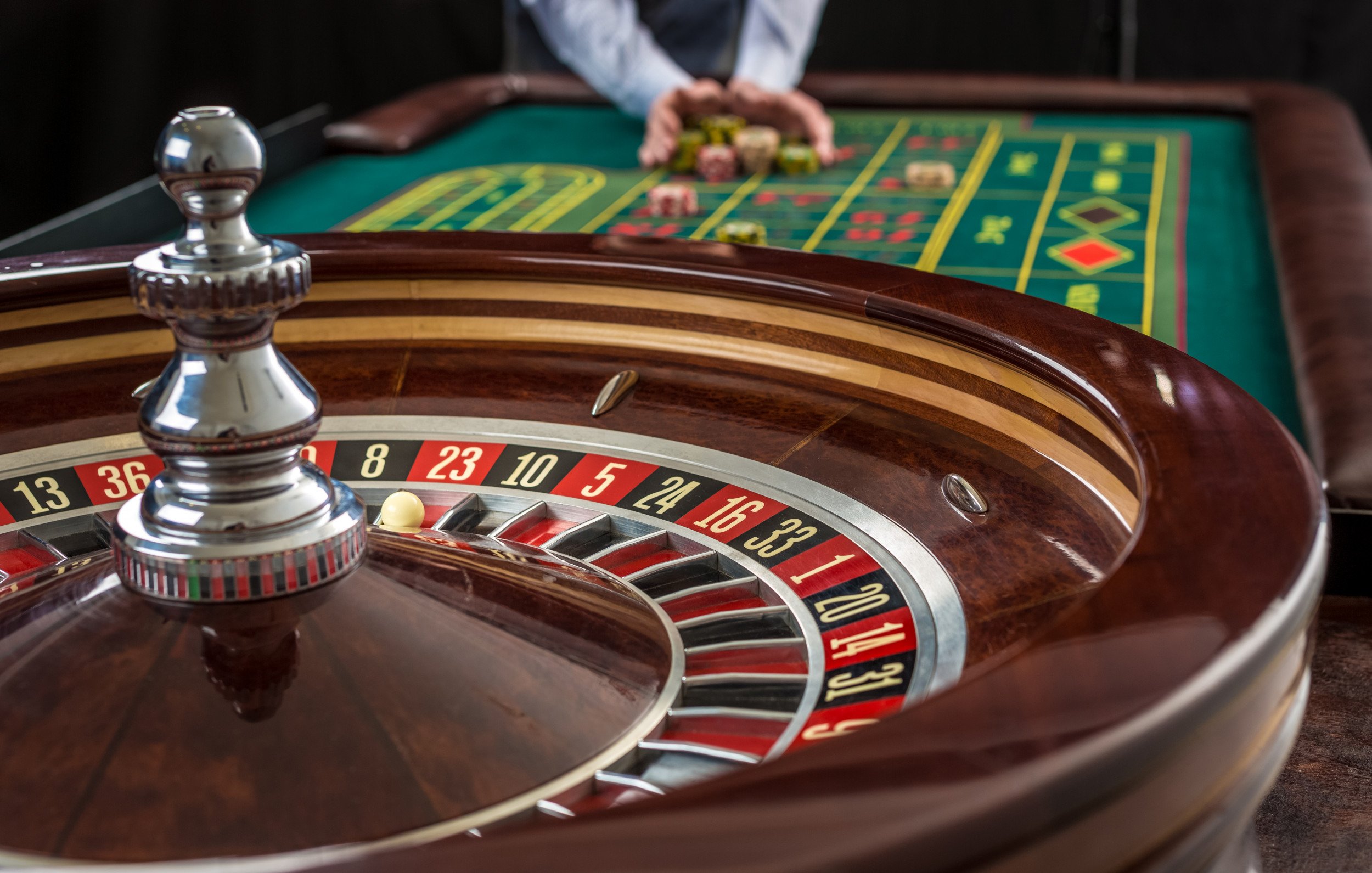 Dealer live casino sedang melayani pemain di meja taruhan